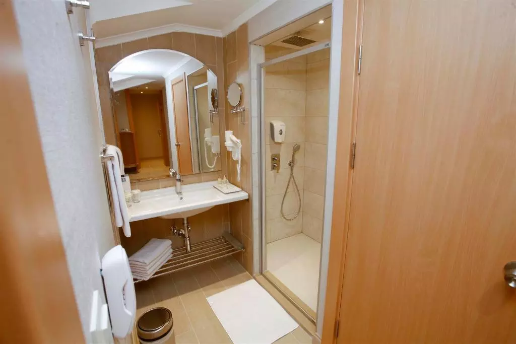 حمام هتل آکوا